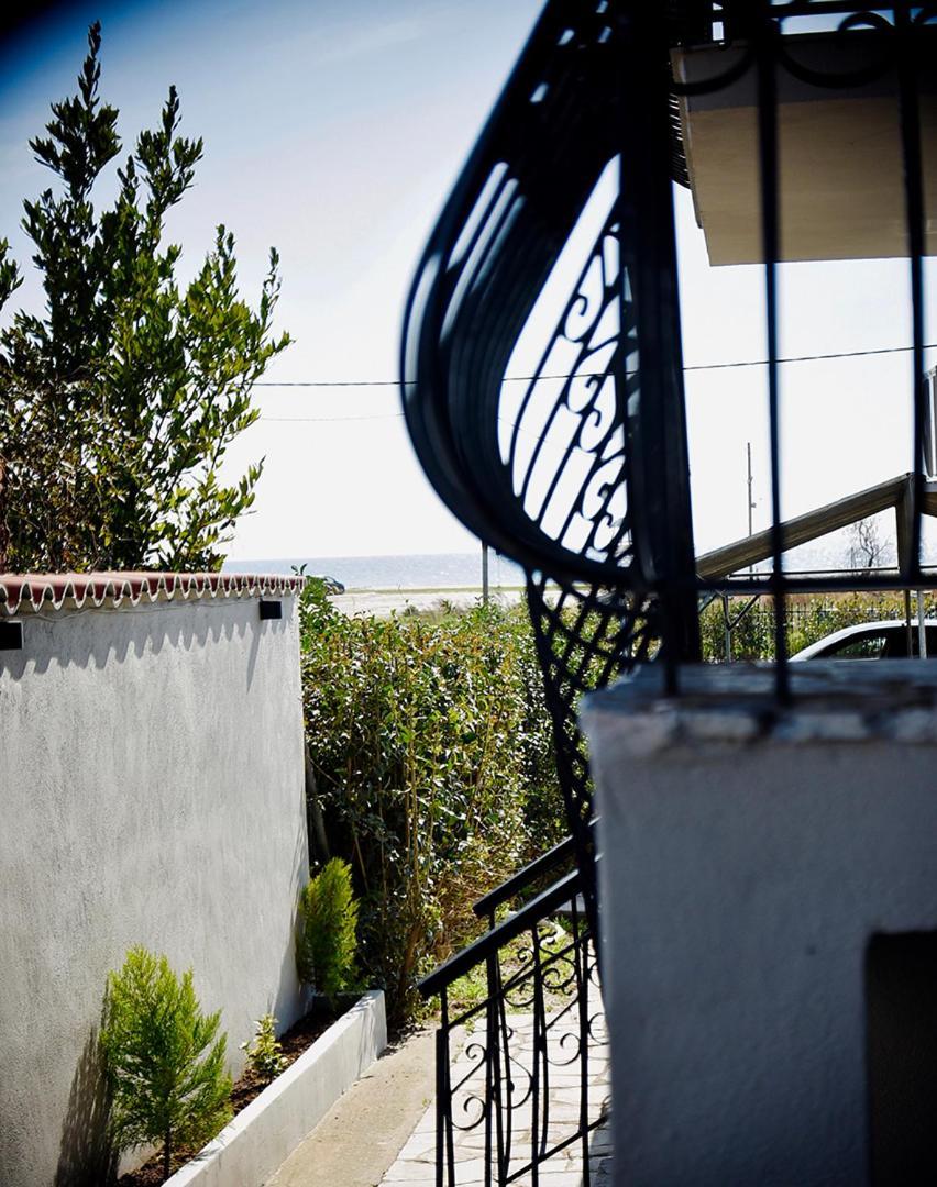 Room Nine 9 Beachfront Apartments Nea Kallikrateia Exterior foto
